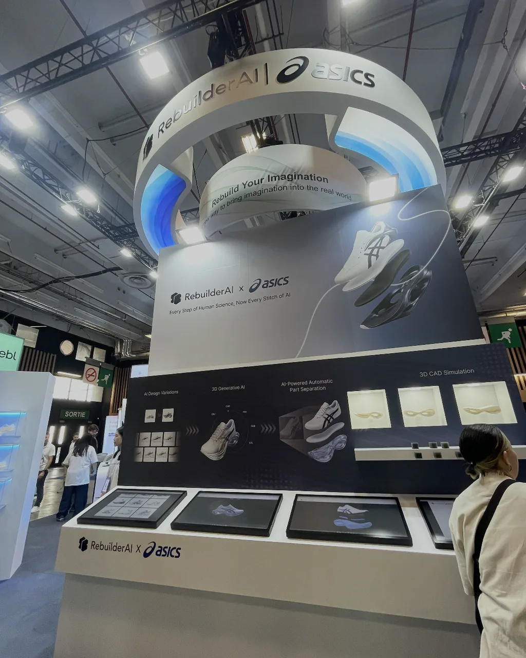 VivaTech 부스 사이니지와 제품 전시대